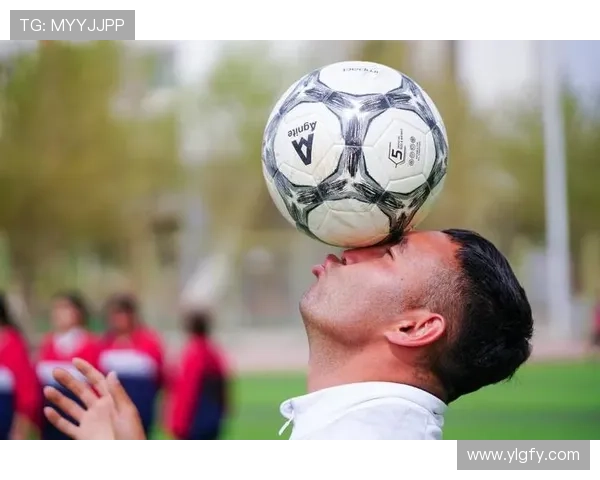 偶像足球明星的魅力与激情在绿茵场上绽放的瞬间 偶像足球明星的魅力与激情在绿茵场上绽放的瞬间