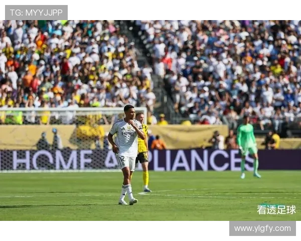 足球巨星化身街头老人挑战路人反应引发热议