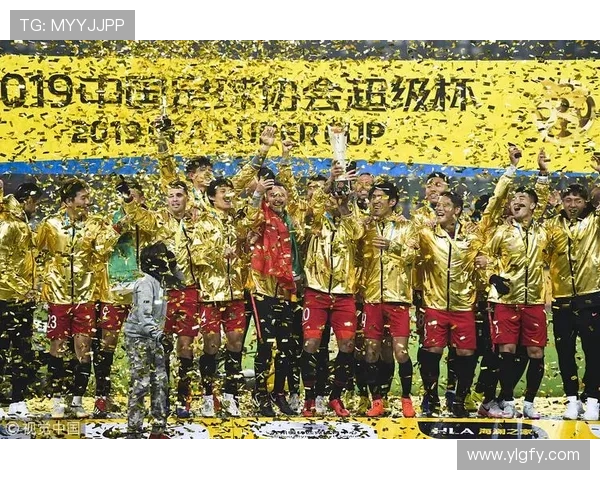 足球明星荣耀时刻举起奖杯的精彩瞬间展现团队的奋斗与胜利