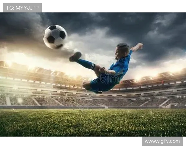 足球场上的艺术瞬间描绘足球明星激情四溢的踢球时刻